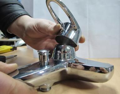What to do if the kitchen faucet leaks from the bottom of the spout