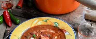 Tomato soup with beans and vegetables