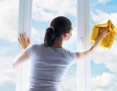 What is the best way to wash windows to make them shine and avoid streaks?